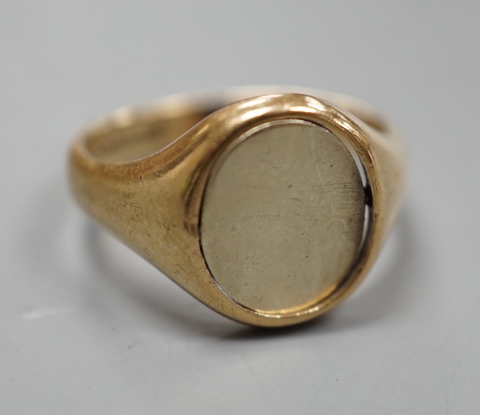 A modern 9ct gold and enamel masonic swivel head signet ring, size R, gross weight 7.1 grams.